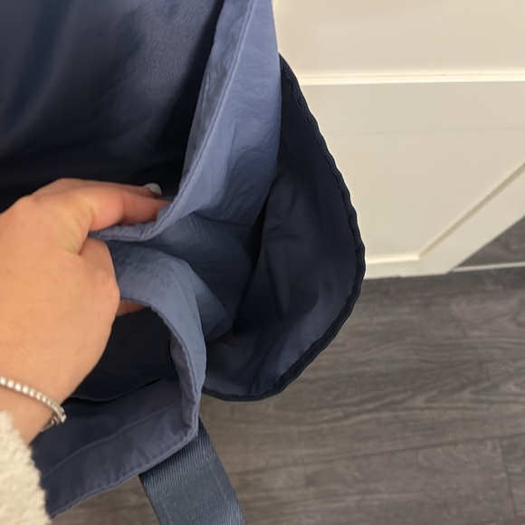 Daily Multi Pocket Tote 20L - Picture 7 of 9